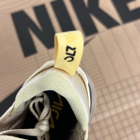 NWOB- Nike Air Max 270 GOLD - Picture 9 of 10